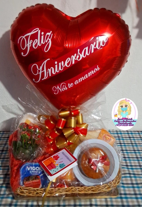 Cesta "Bom Dia Feliz Aniversário com Flor"