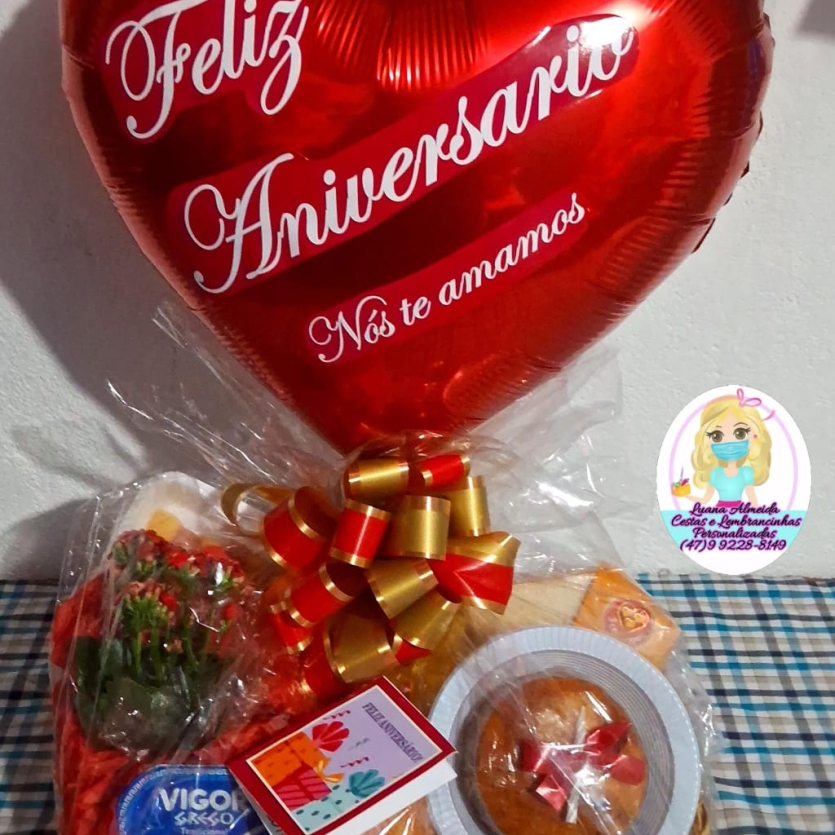 Cesta "Bom Dia Feliz Aniversário com Flor"